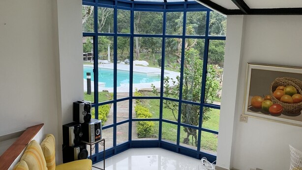 Interior - Hermosa finca , con dos casas gemelas , espacios al aire libre , zona social . (Arbeláez)