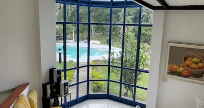 Hermosa finca , con dos casas gemelas , espacios al aire libre , zona social .