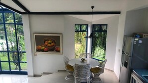 Dining - Hermosa finca , con dos casas gemelas , espacios al aire libre , zona social . (Arbeláez)