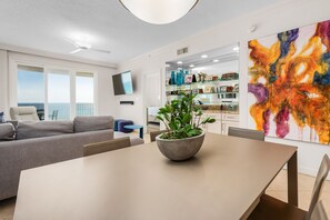 Dining - Inn at Crystal Beach 405 * Gulf Front with Beach Chair Set. Onsite dining! (Destin)