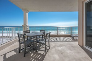 Outdoor dining - Inn at Crystal Beach 405 * July Early Booking Discounts (Destin)