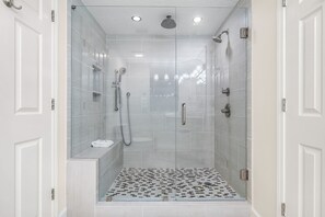 Combined shower/tub, hair dryer, towels - Inn at Crystal Beach 405 * July Early Booking Discounts (Destin)