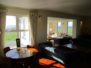 Smart-TV, Kamin, DVD-Player, Bücher