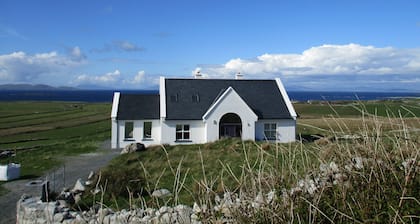 Casa moderna en un entorno espectacular rodeado por el océano, las islas y la paz.