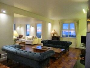 Smart TV, fireplace, DVD player, books