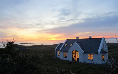 Modern Home in a spectacular setting surrounded by the ea, Islands and Peace