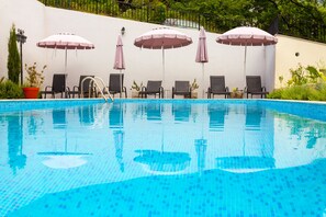 Piscine extérieure en saison, accès possible de 8 h à 20 h, parasols