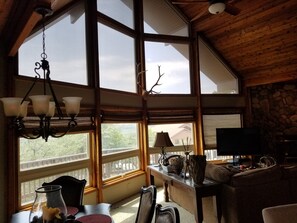 Televisio, takka, DVD-soitin