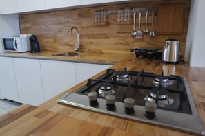 Kühlschrank, Mikrowelle, Ofen, Wasserkocher mit Kaffee-/Teezubehör