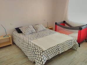 2 bedrooms, WiFi, bed sheets