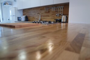 Geladeira, micro-ondas, fogão, cafeteira/chaleira