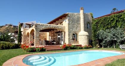 Rock House Villa Melody (2 Schlafzimmer, 4 Personen) mit privatem Garten und Pool.