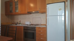 Fridge, oven, stovetop, coffee/tea maker - SEA AND SKY APARTMENT (Nea Peramos)