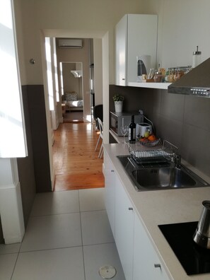 Frigorífic, microones, placa de cuina i cafetera i tetera