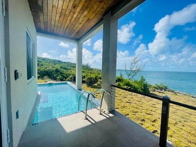 High-end New Home - Large PRIVATE Pool, Snorkeling, Cliff Jumping, Kayaks & SUP