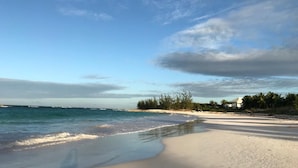 A beach with clear skies, calm waters, and a sandy shore. - High-end New Home - Large PRIVATE Pool, Snorkeling, Cliff Jumping, Kayaks & SUP (Eleuthera)