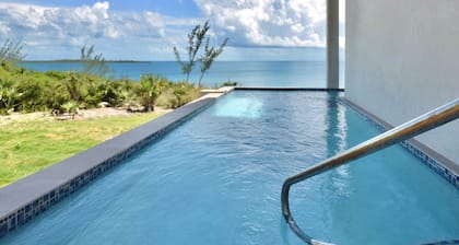 High-End Home- Top location-Large Pool, Generator, Snorkel-Cliff Jump-Kayak-SUP!