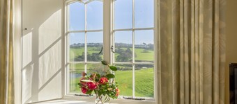 Romslig, selvbetjente leilighet innenfor dette historiske slottet Caerhays, innen gangavstand fra th