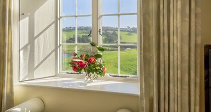 Geräumige, in sich geschlossene Wohnung innerhalb dieses historischen Schlosses von Caerhays, nur wenige Gehminuten von d