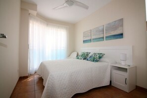 3 slaapkamers, een strijkplank/strijkijzer, gratis wifi, beddengoed