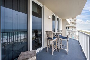 Outdoor dining - Summerwind Resort 602 Center * Beach Chair Set Included (Navarre)