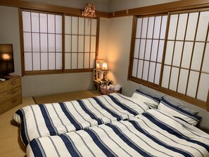 1 bedroom, WiFi, bed sheets - Between Tokyo Narita, Disney  Makuhari are close. Lovely Traditional room  (Shimoichiba)