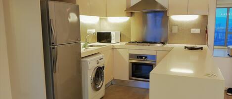 Refrigerador, microondas, placa de cocina, tetera/pava eléctrica