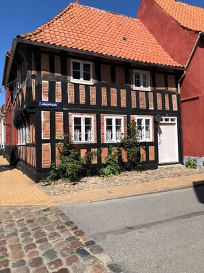 Exterior - Cozy town house in the center of Assens, close to the harbor. (Assens)