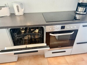Réfrigérateur, four, lave-vaisselle, cafetiÚre/bouilloire