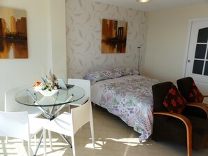 1 slaapkamer, een bureau, een strijkplank/strijkijzer, wifi