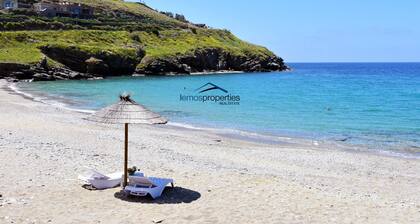 "Stone Beach House" sijaitsee aivan rannalla Kampissa lähellä Koundourosia