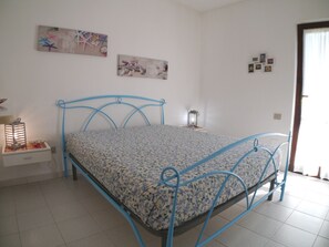 3 bedrooms, desk, iron/ironing board, travel crib