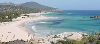 A pochi passi dalla spiaggia di Su Giudeu 6 posti letto Piano terra con giardino