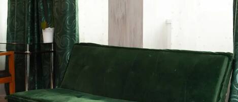 Standard Triple Room | Hypo-allergenic bedding, individually decorated, individually furnished