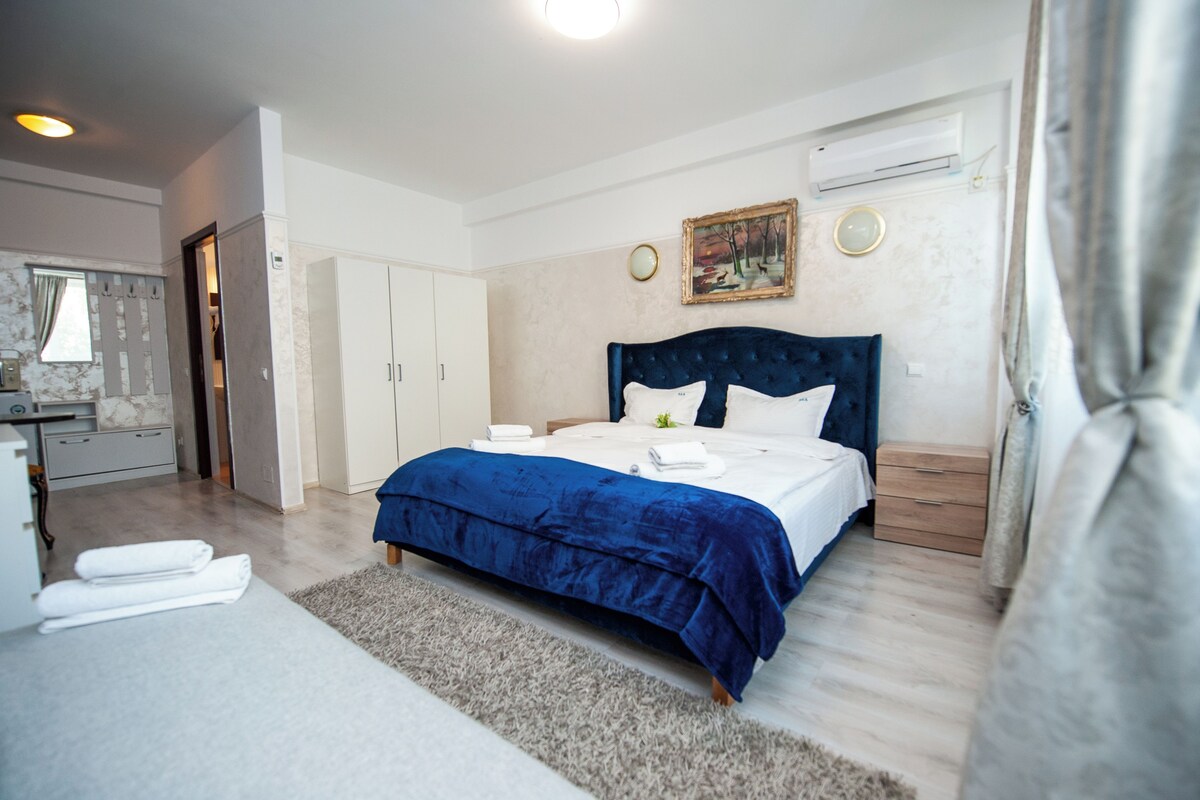 Hypo-allergenic bedding available, blackout drapes, soundproofing