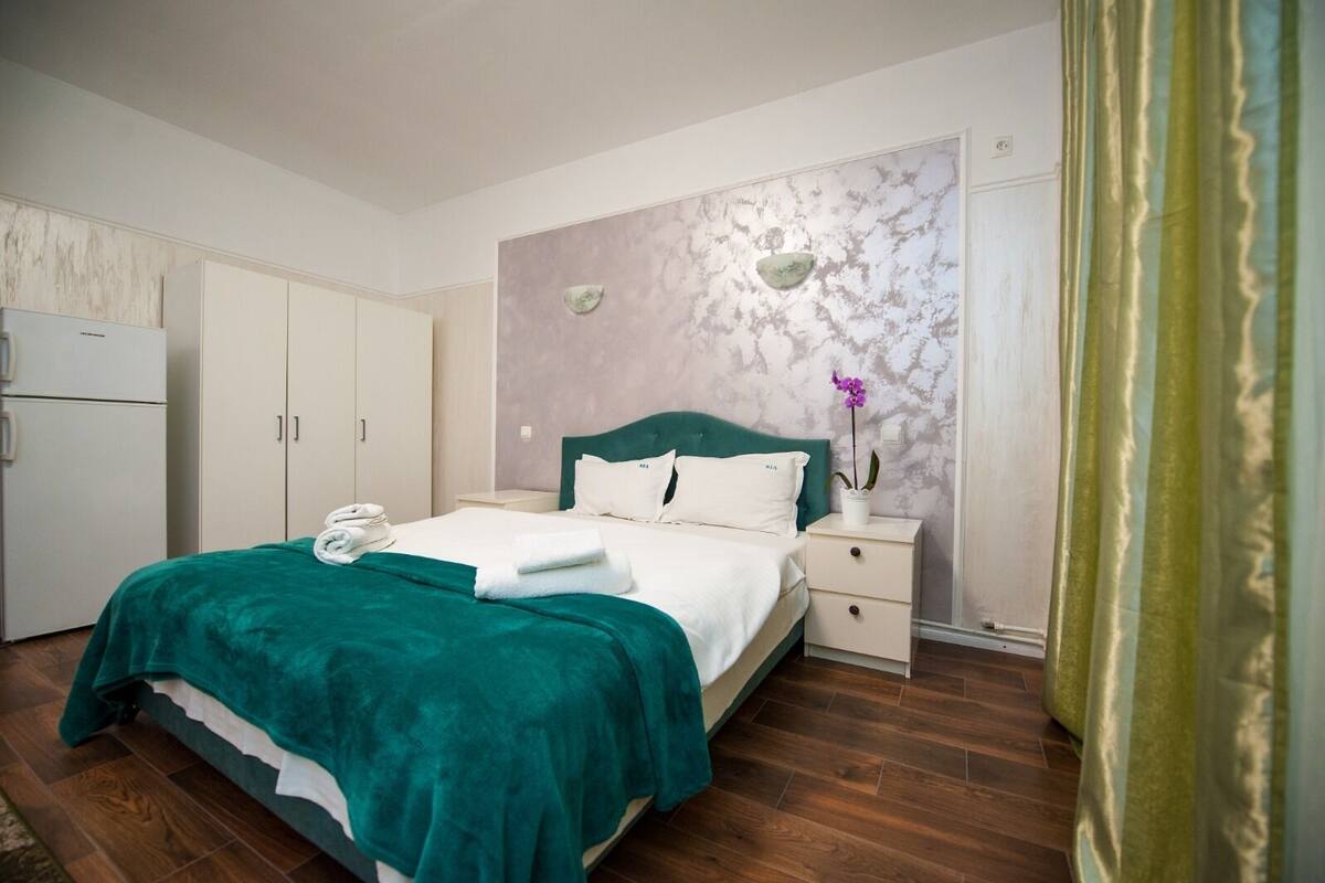 Hypo-allergenic bedding available, blackout drapes, soundproofing