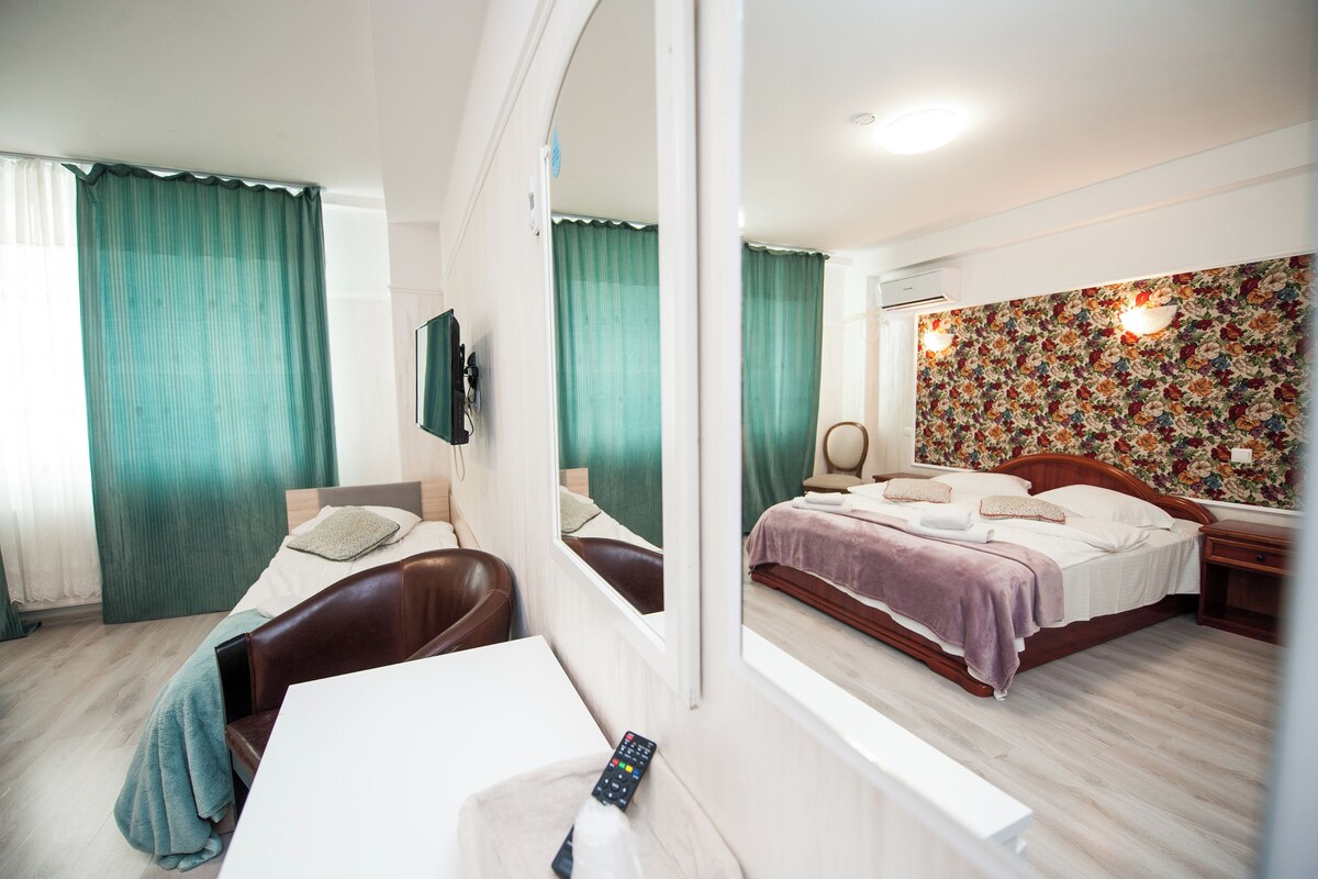 Hypo-allergenic bedding available, blackout drapes, soundproofing