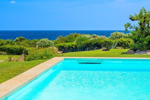 Villa with pool in Puntaldia: Villa Beth