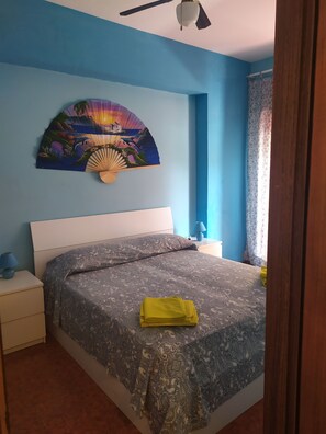 1 slaapkamer, een strijkplank/strijkijzer, beddengoed
