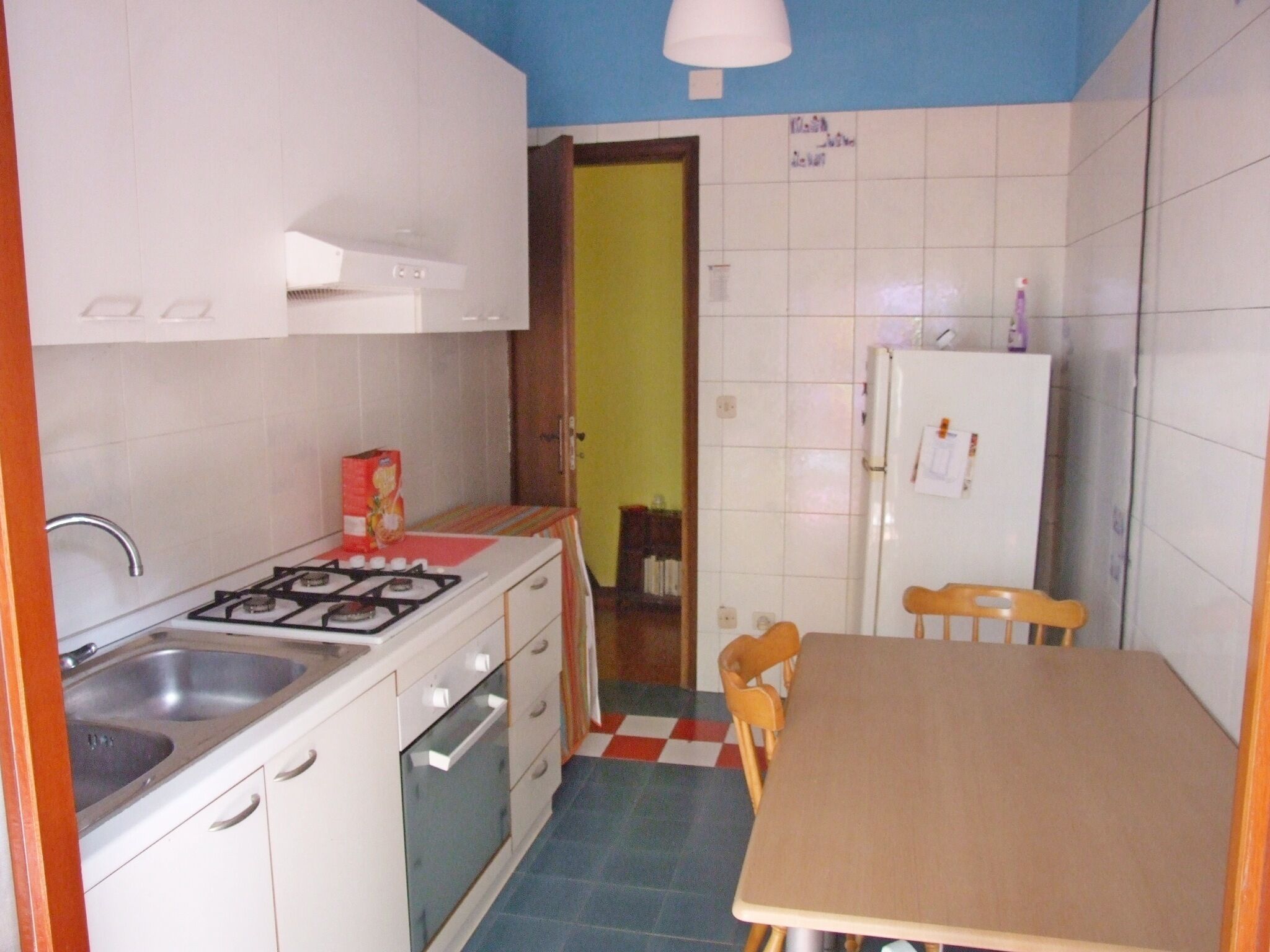 Kühlschrank, Ofen, Herdplatte, Kochgeschirr/Geschirr/Besteck