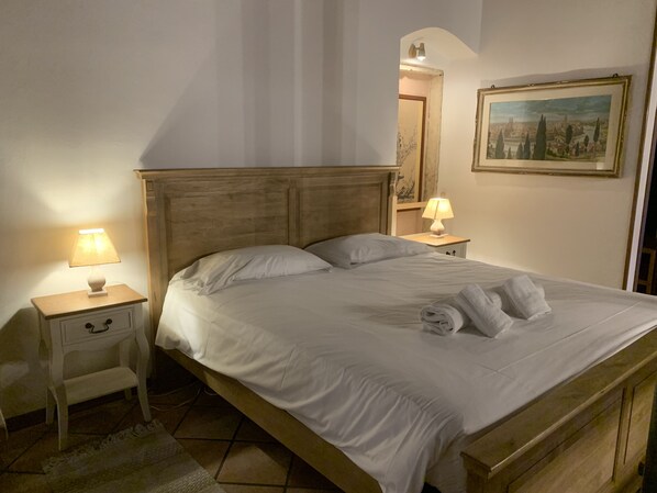 Tabla de planchar con plancha, wifi gratis y ropa de cama