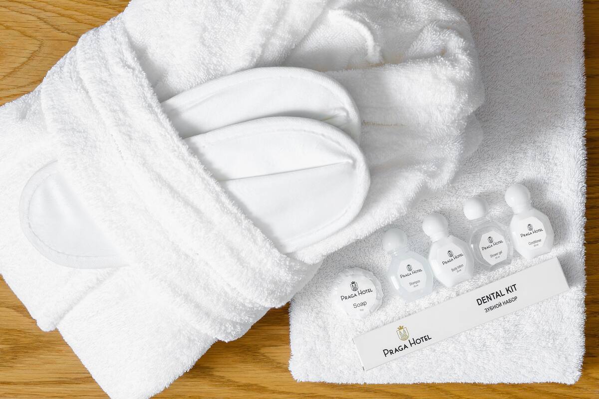 shower, hydromassage showerhead, free toiletries, hair dryer