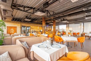 Café da manhã continental todos os dias (USD 10 por pessoa) 