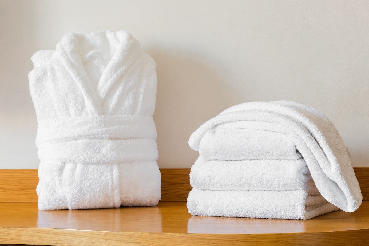 shower, hydromassage showerhead, free toiletries, hair dryer