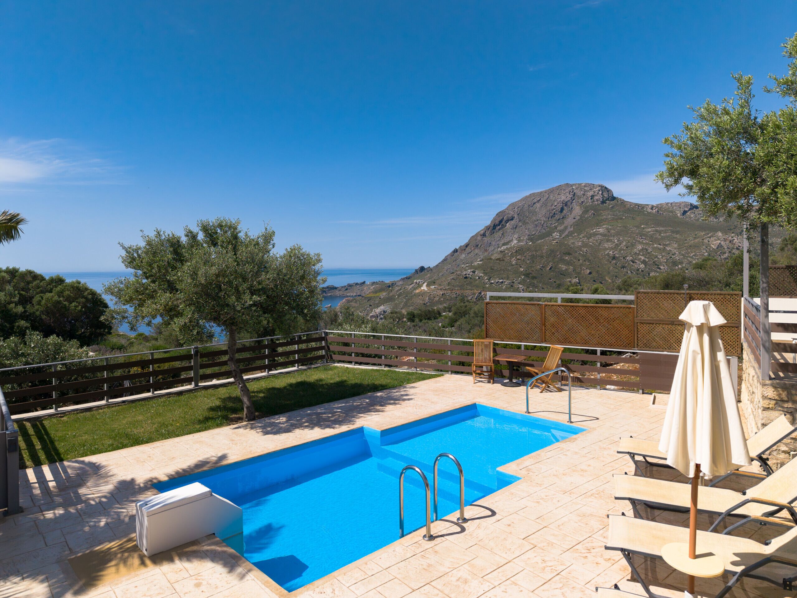 Una piscina con vistas al mar y a las montañas.