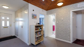 Casa, varias camas | Área de sala de estar | Televisión y chimenea