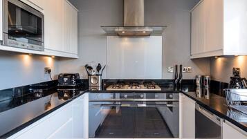 House, Multiple Beds | Private kitchen | Fridge, microwave, oven, stovetop