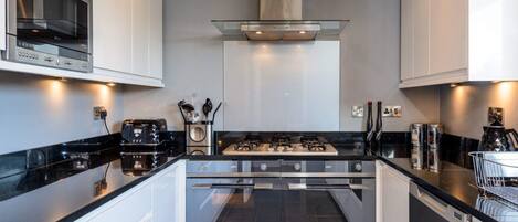 Refrigerador, microondas, horno, placa de cocina