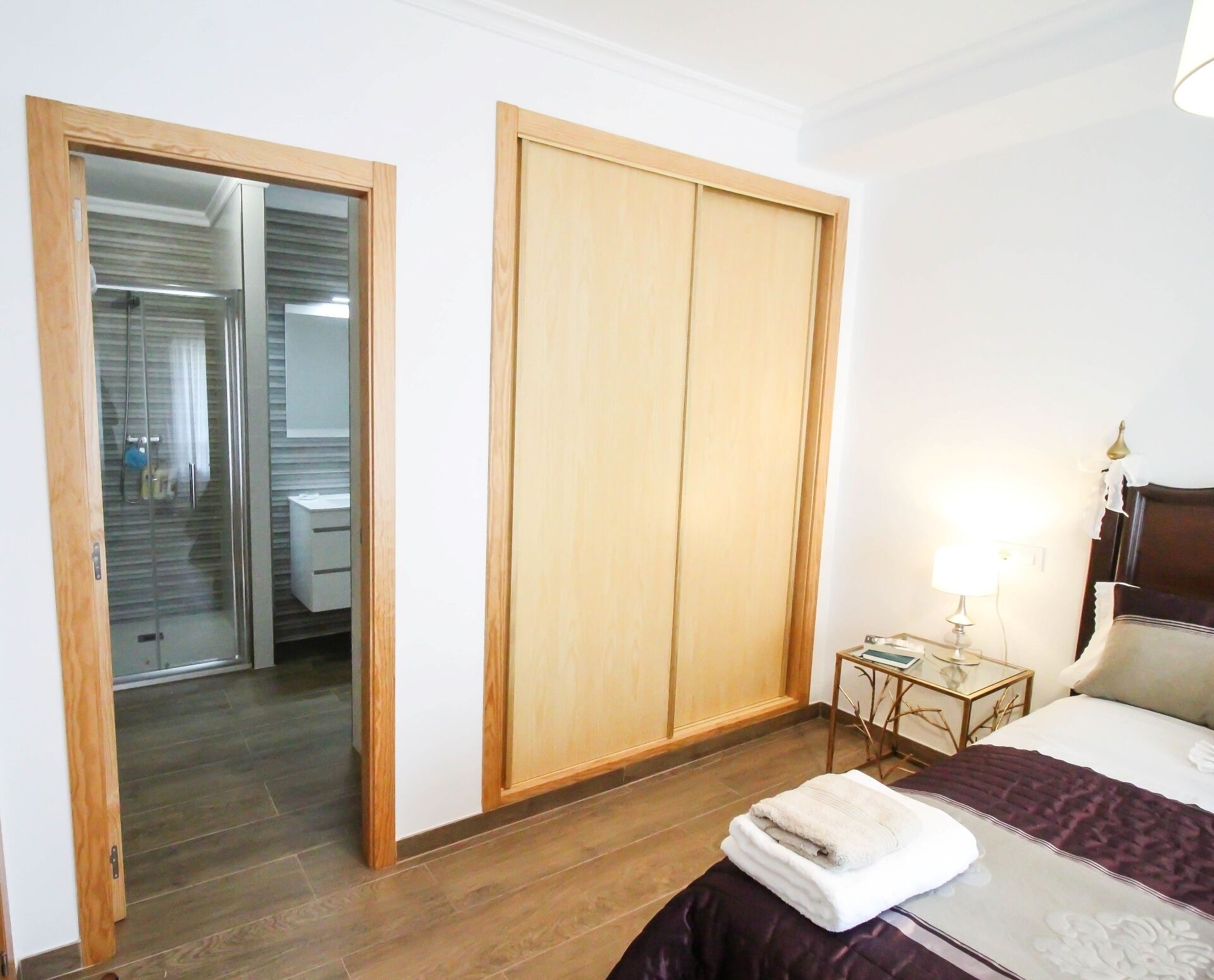 3 slaapkamers, een strijkplank/strijkijzer, wifi, beddengoed