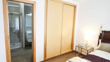 3 slaapkamers, een strijkplank/strijkijzer, wifi, beddengoed